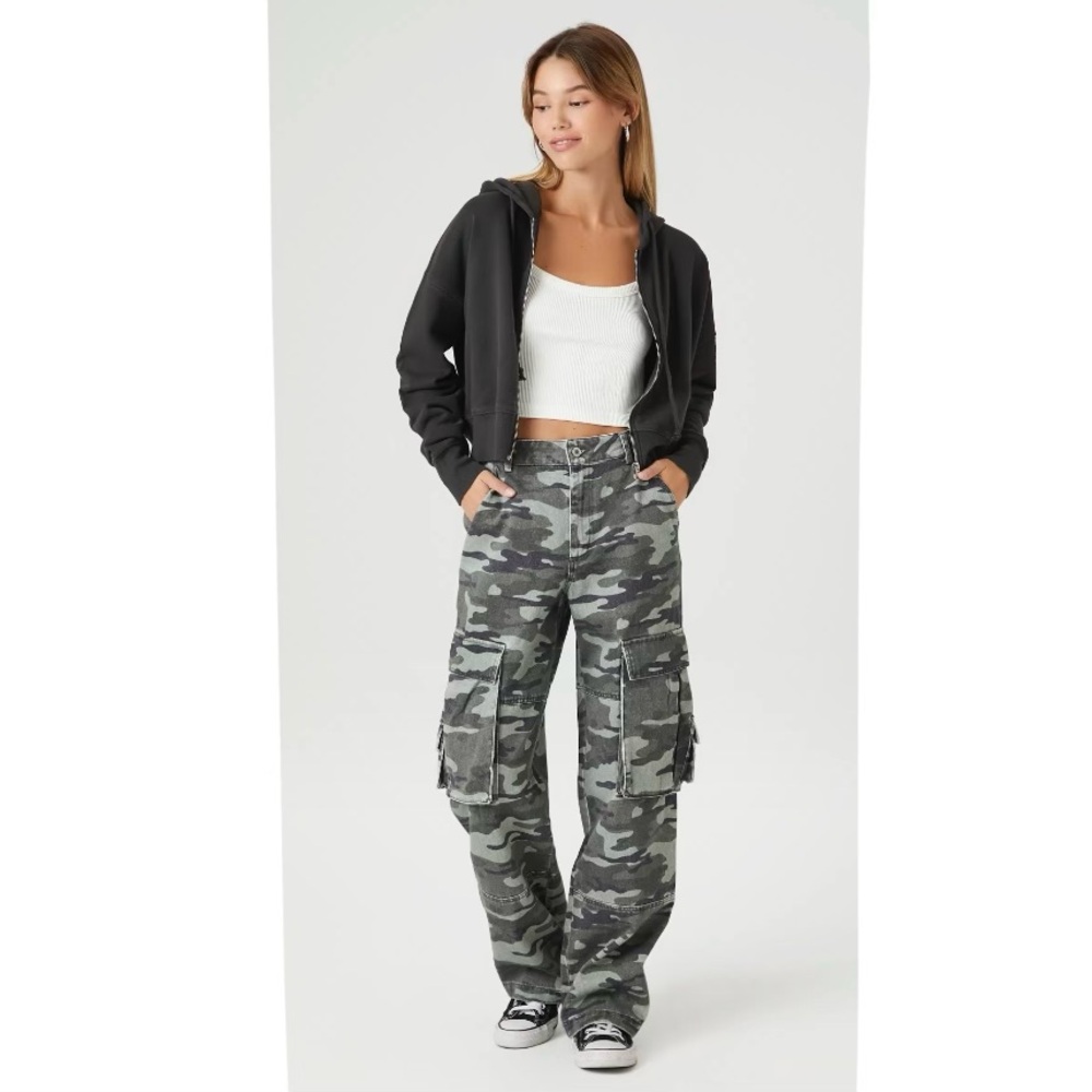 High-Rise Wide-Leg Cargo Jeans in Green Camo - Picture 14 of 14
